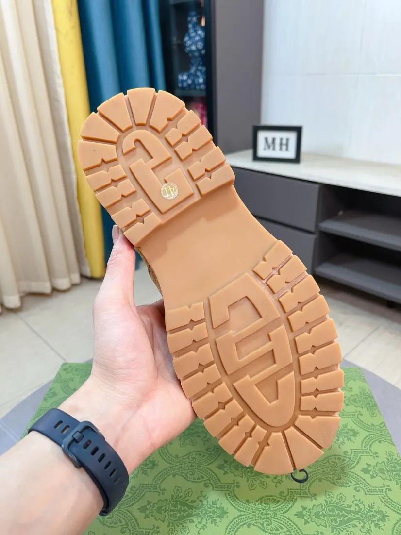 Men's shoes 💰540🌸🌸 (GUCCI) [cow lining plus velvet optional] [can be made without standard] New product Martin boots imported from Canada with full top layer high mercerized frosted fabric, punched using 3D digital technology, high-end and classy, ​​versatile to wear, full of three-dimensionality, close pictures will make you obsessed with the leather. You can't extricate yourself ~ the best on the market.          Fabric: Cowhide/Embossed Lining: Cowhide.          Please make a note when placing an order, sizes: 38-44 (37, 45, 46 can be customized and cannot be returned or exchanged) 5 colors available; black, gray, khaki, coffee, and earthy yellow